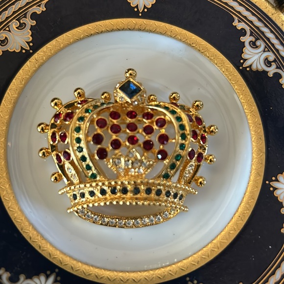 Vintage KJL Kenneth J Lane Crown Brooch - Picture 3 of 7